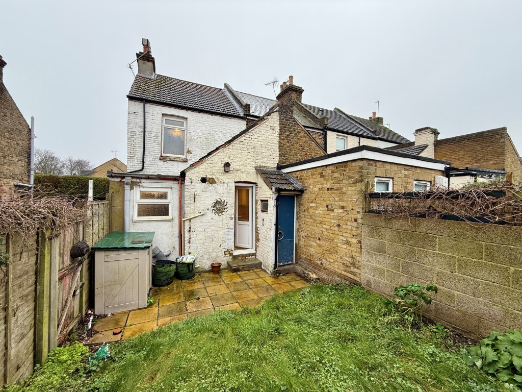 Lot: 160 - END-TERRACE HOUSE IN TOWN CENTRE - Rear of property
